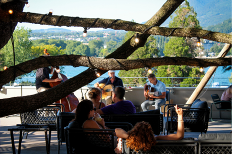 Ô Cèdre à Annecy : le rooftop idéal pour les afterworks face au lac et live music d’été