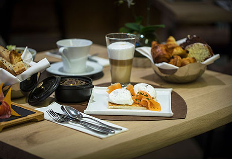 LE ROOM SERVICE, HISTOIRE D'HIER ET REALITE D'AUJOURD'HUI
